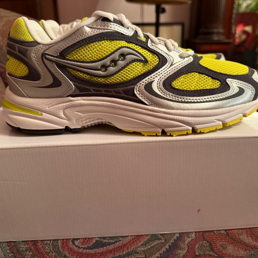 NEW Saucony Grid Jazz 9 Sneaker M (size 9.5) / W size 11) Neon Yellow/Silver - Picture 5 of 7